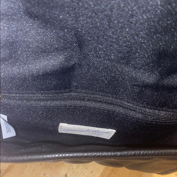 Chic Black and Gold Crossbody Bag with Adjustable Strap - Picture 2 of 3